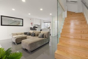 TV - Upscale Trendy Flats by HostWise (Porto)
