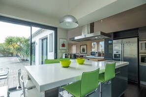 Fridge, oven, dishwasher, cookware/dishes/utensils