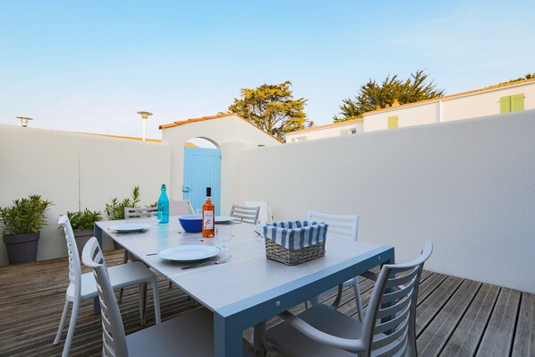 Outdoor dining - Nice house in a residence with swimming pool for 5 (La Flotte)