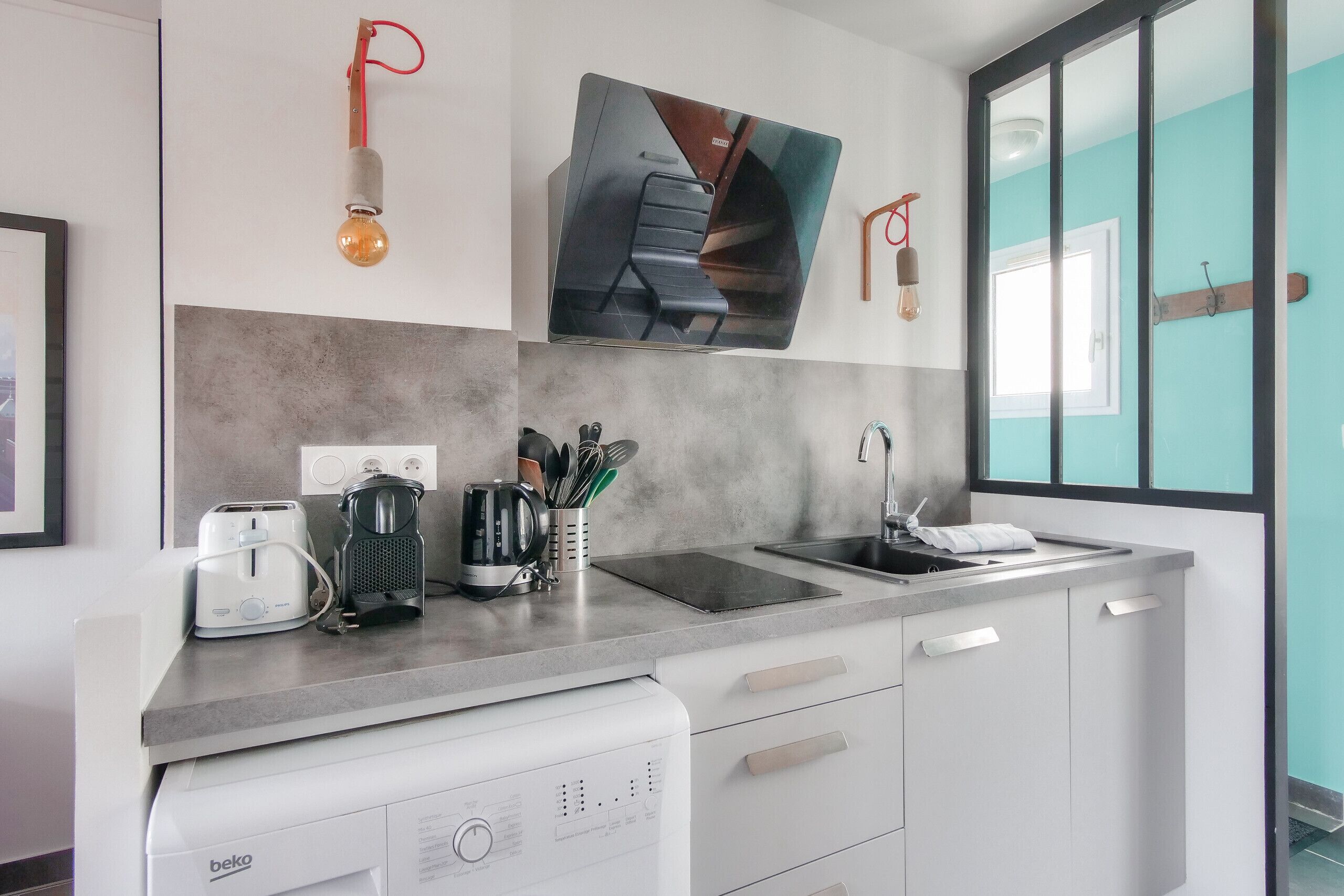 Réfrigérateur, micro-ondes, lave-vaisselle, cafetière/bouilloire