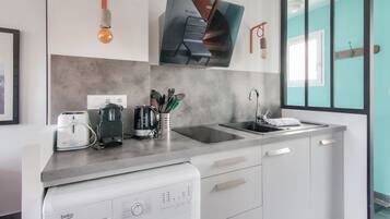 Réfrigérateur, micro-ondes, lave-vaisselle, cafetiÚre/bouilloire