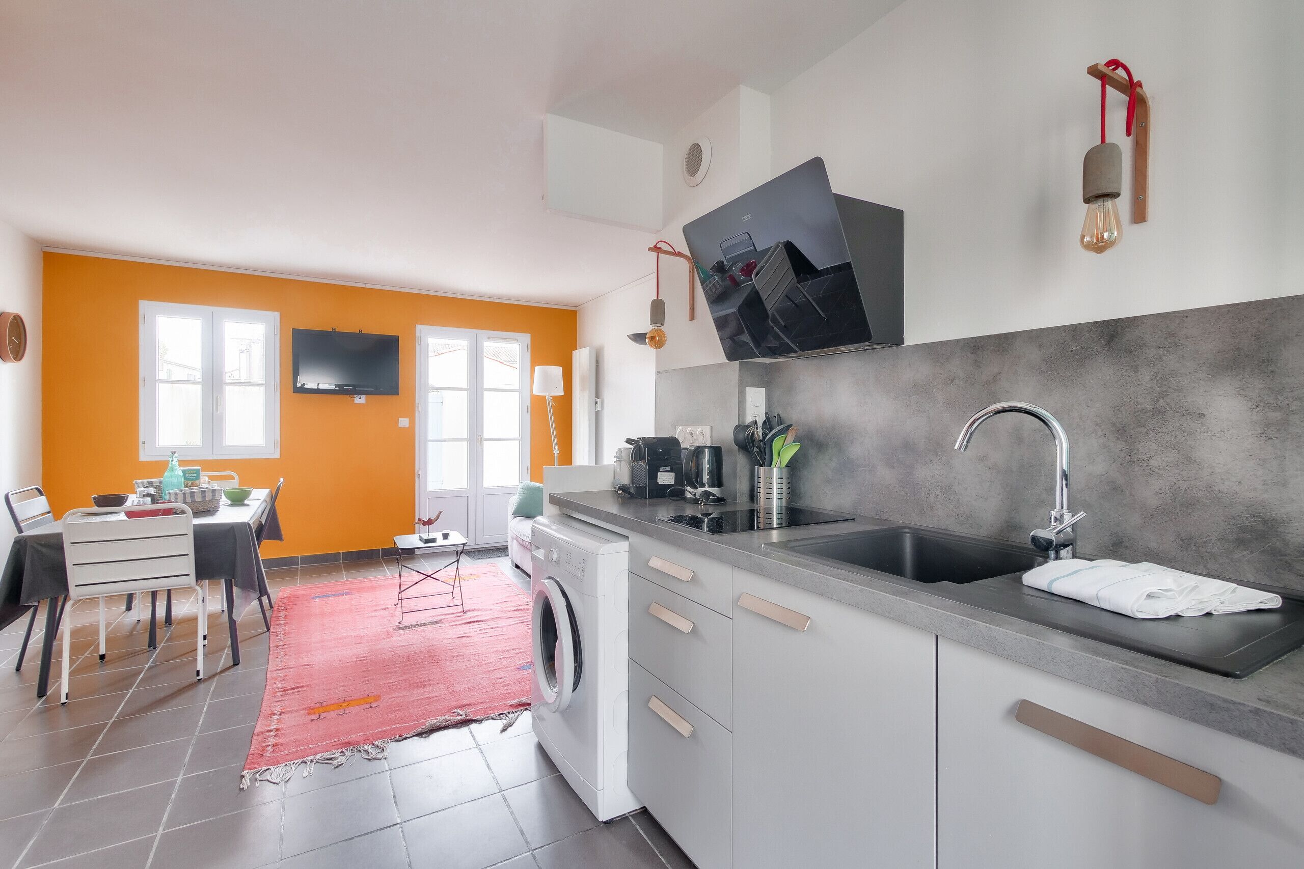 Réfrigérateur, micro-ondes, lave-vaisselle, cafetière/bouilloire