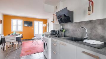 Réfrigérateur, micro-ondes, lave-vaisselle, cafetiÚre/bouilloire