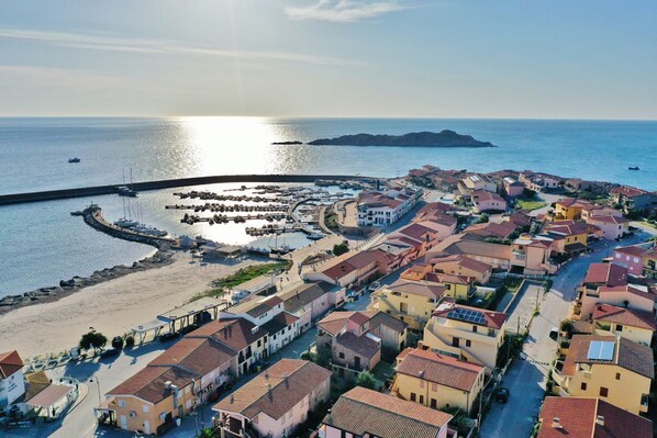 Una spiaggia nelle vicinanze