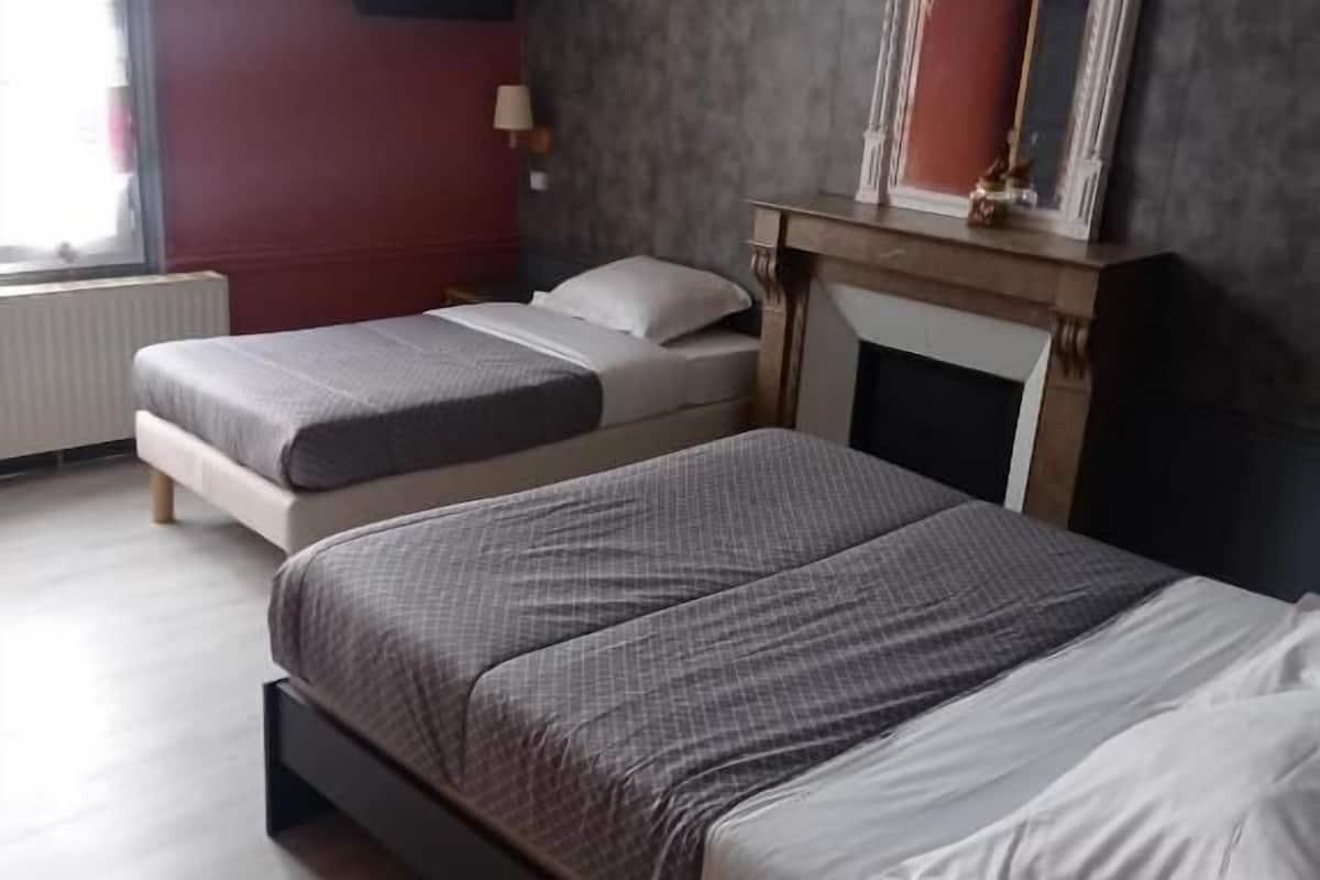 Comfort driepersoonskamer | Een bureau, geluiddichte muren, gratis wifi
