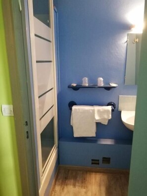 Chambre double | Salle de bain | Articles de toilette (gratuits), serviettes fournies