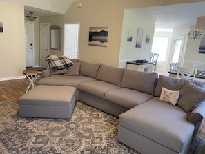 Smart TV, fireplace, streaming services - Bright centrally located 3 bed/2 bath with fenced private yard (Aiken)