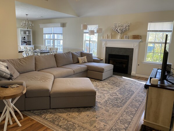 Smart TV, fireplace, streaming services - Bright centrally located 3 bed/2 bath with fenced private yard (Aiken)