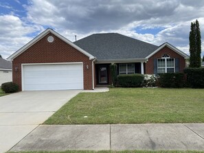 Exterior - Bright centrally located 3 bed/2 bath with fenced private yard (Aiken)