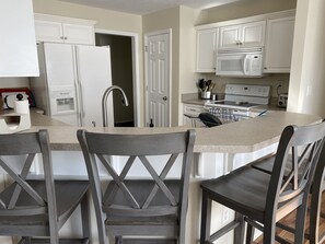 Fridge, microwave, oven, stovetop - Bright centrally located 3 bed/2 bath with fenced private yard (Aiken)