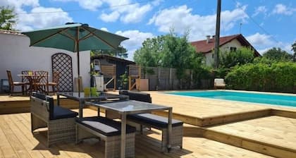 Jolie landaise face au lac