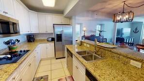 Køleskab, mikrobølgeovn, ovn, kogeplade