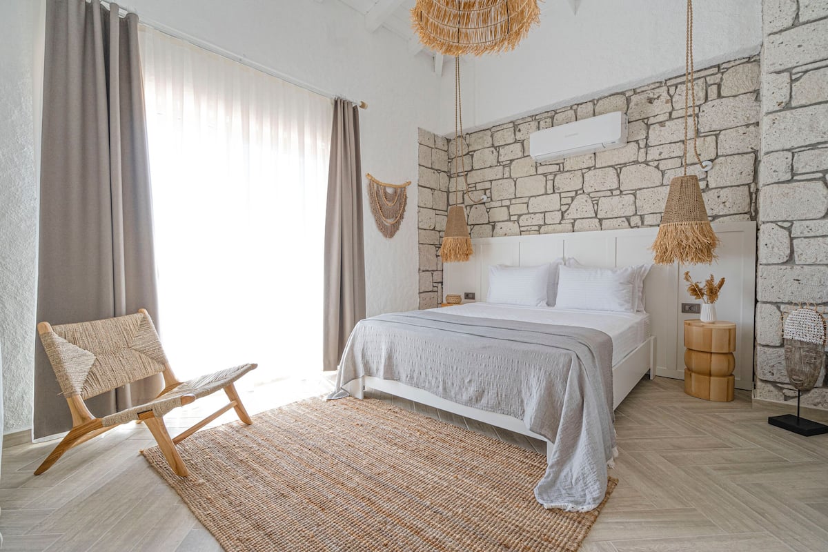 Deluxe Room, Balcony | Premium bedding, minibar, in-room safe, blackout curtains