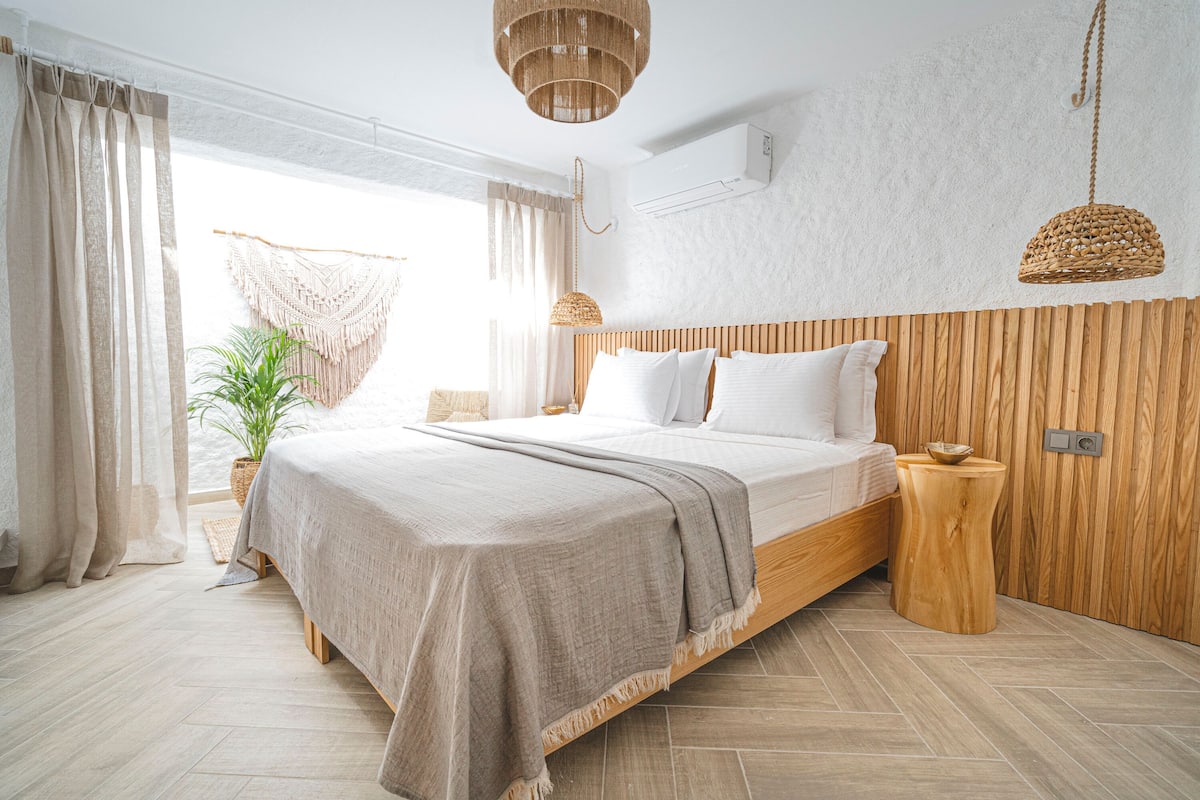 Economy Room | Premium bedding, minibar, in-room safe, blackout curtains