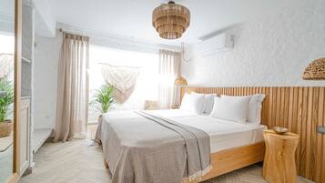 Economy-værelse | Premium-sengetøj, minibar, pengeskab på værelset, mørklægningsgardiner