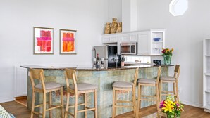 Kaffetrakter/tekoker, kjøleskap, mikrobølgeovn og ovn