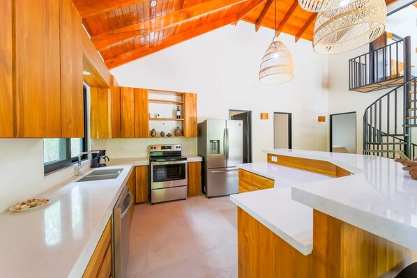 Kühlschrank, Herdplatte, Kochgeschirr/Geschirr/Besteck