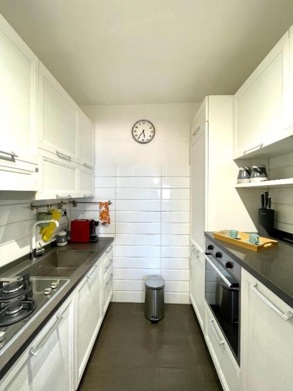 Frigorifero, forno, piano cottura, lavastoviglie