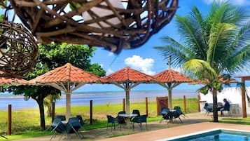 Piscina externa, espreguiçadeiras