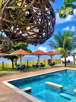 Una piscina al aire libre, tumbonas