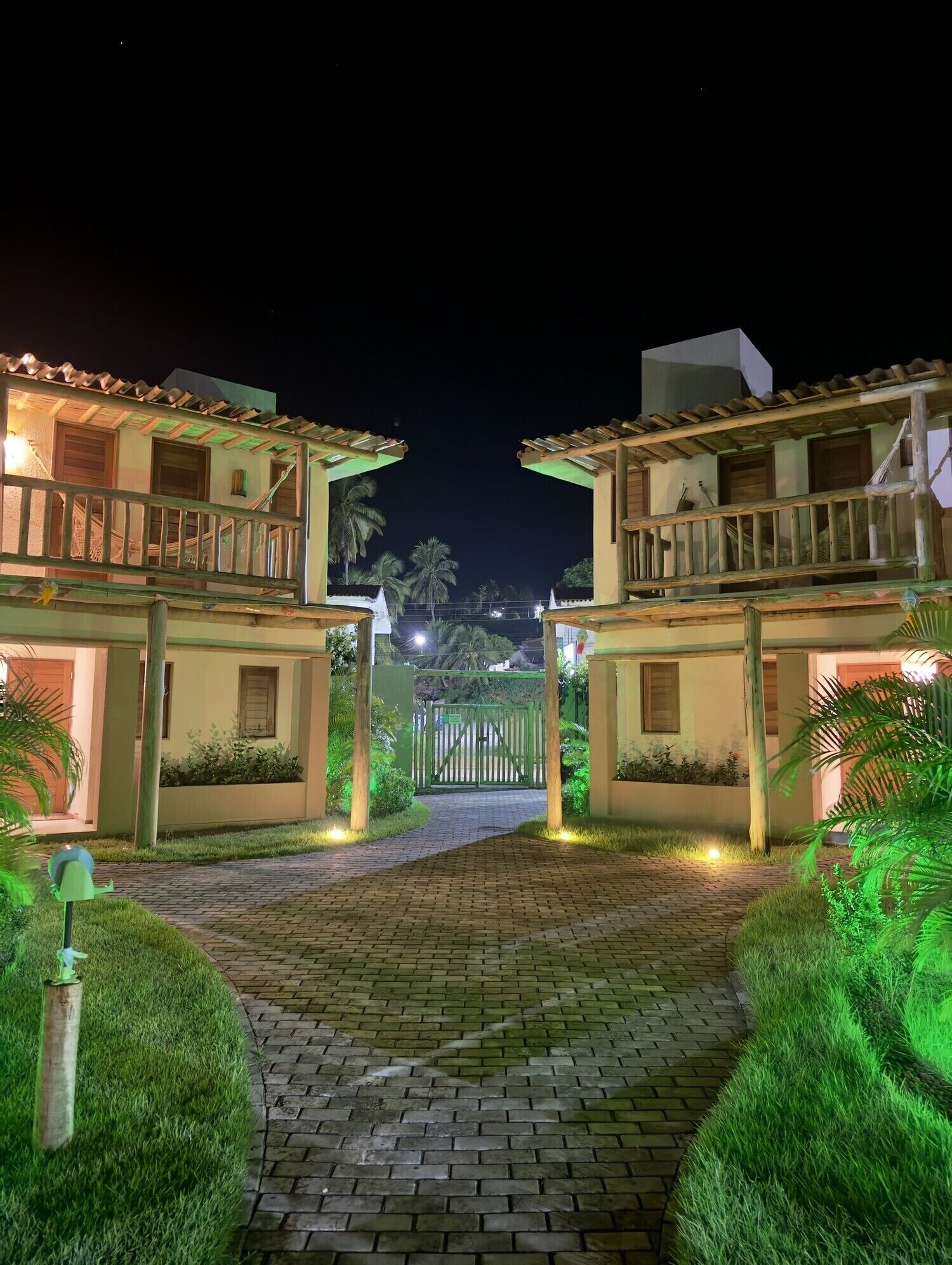 Fachada da propriedade à noite