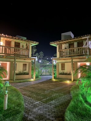 Vista frontal de la propiedad por la tarde o noche