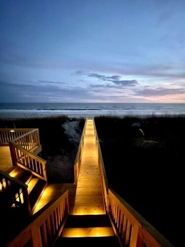 The Beachcomber- Stunning Oceanfront Home in PKS, NC
