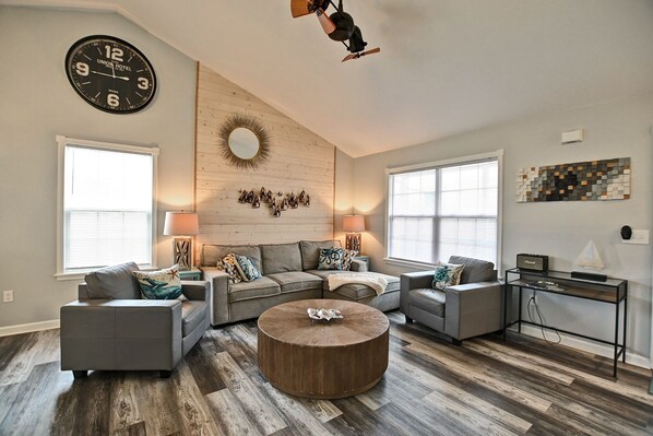 TV - Pet Friendly 3 bed/2 bath home in the Clearwater Community! Pool, Tennis, Beach Town, WIFI, Pets Allowed! (Frankford)