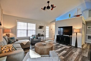 TV - Pet Friendly 3 bed/2 bath home in the Clearwater Community! Pool, Tennis, Beach Town, WIFI, Pets Allowed! (Frankford)