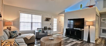 Pet Friendly 3 bed/2 bath home in the Clearwater Community! Pool, Tennis, Beach Town, WIFI, Pets Allowed!