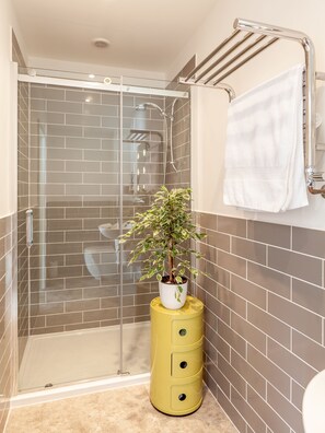 Badewanne, Haartrockner, Handtücher, Seife