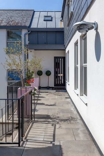 The Lodge - Luxury house w/parking sleeps 10 in Dartmouth