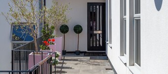 The Lodge - Luxury house w/parking sleeps 10 in Dartmouth