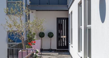 The Lodge - Luxury house w/parking sleeps 10 in Dartmouth