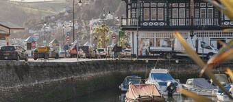 The Lodge - Luxury house w/parking sleeps 10 in Dartmouth