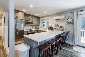 Jääkaappi, mikroaaltouuni, uuni, liesi