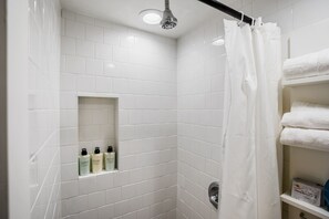 Dusche, Haartrockner, Handtücher, Seife