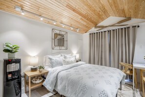 1 bedroom, desk, iron/ironing board, internet - Historic Heights Rustic Urban Tiny Cabin (Houston)