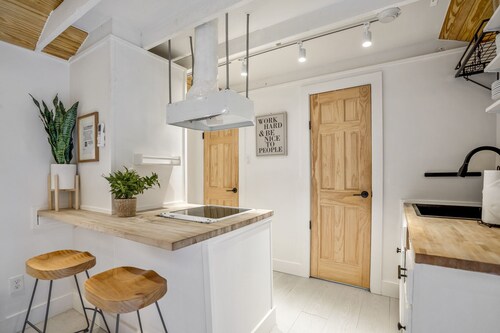 Historic Heights Rustic Urban Tiny Cabin