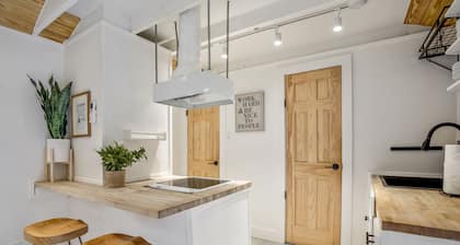 Historic Heights Rustic Urban Tiny Cabin