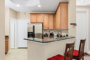 冰箱、微波炉、烤箱、炉灶