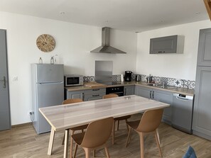 Kylskåp, mikrovågsugn, ugn och spishäll