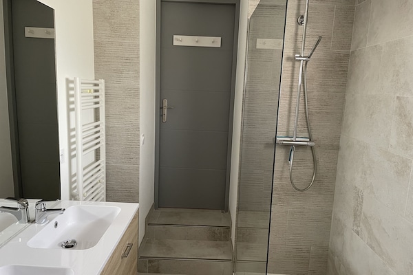 Douche, séchoir à cheveux, serviettes fournies