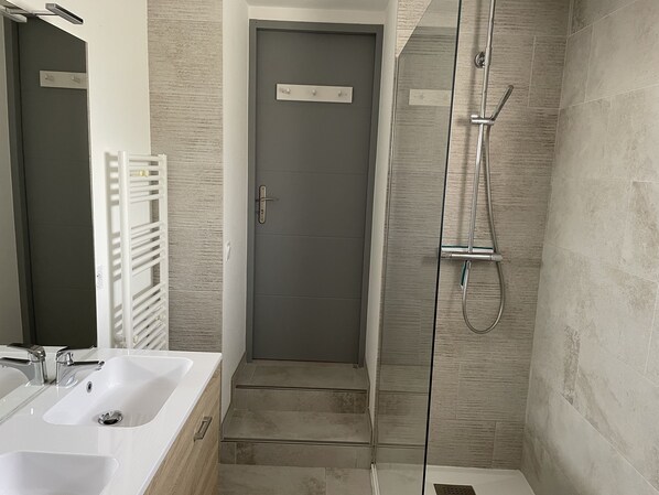 Dusche, Haartrockner, Handtücher