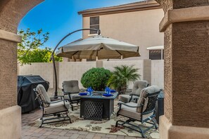 Outdoor dining - Gorgeous 3/2 Corner Lot with Firepit and Grassy Yard! (Gilbert)