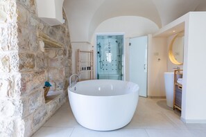 Elite-Studiosuite | Badezimmer | Badewanne und Dusche (separat), Haartrockner, Bademäntel, Handtücher