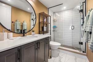 Casa geminada premium, 2 quartos, terraço, ao lado do lago | Banheiro | Banheira e chuveiro separados, produtos de toalete grátis