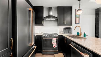 Premium Townhome, 2 Bedrooms, Terrace, Lakeside | Private kitchen | Full-size fridge, microwave, oven, stovetop