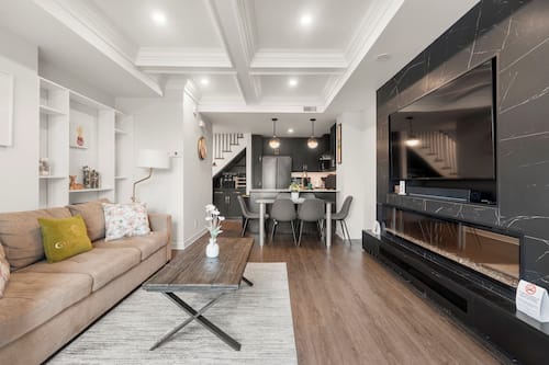 Maison en rangée Prestige, 2 chambres, terrasse, au bord du lac | Aire de séjour | Téléviseur à écran plat, foyer, Netflix, Hulu