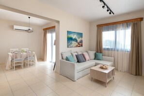 Villa luxueuse, vue sur la mer | 2 chambres, coffre-fort, décor unique, bureau